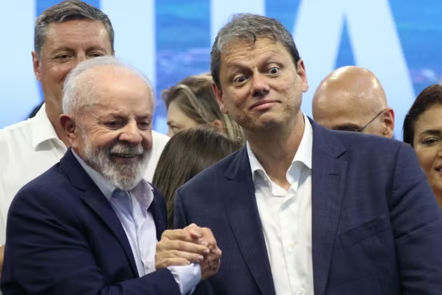Tarcsio entra na mira da esquerda e de Eduardo Bolsonaro
